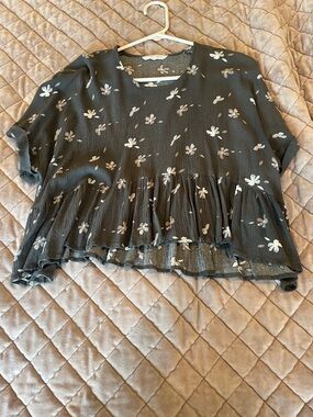 Black Floral Short-Sleeve Ruffle Hem Blouse